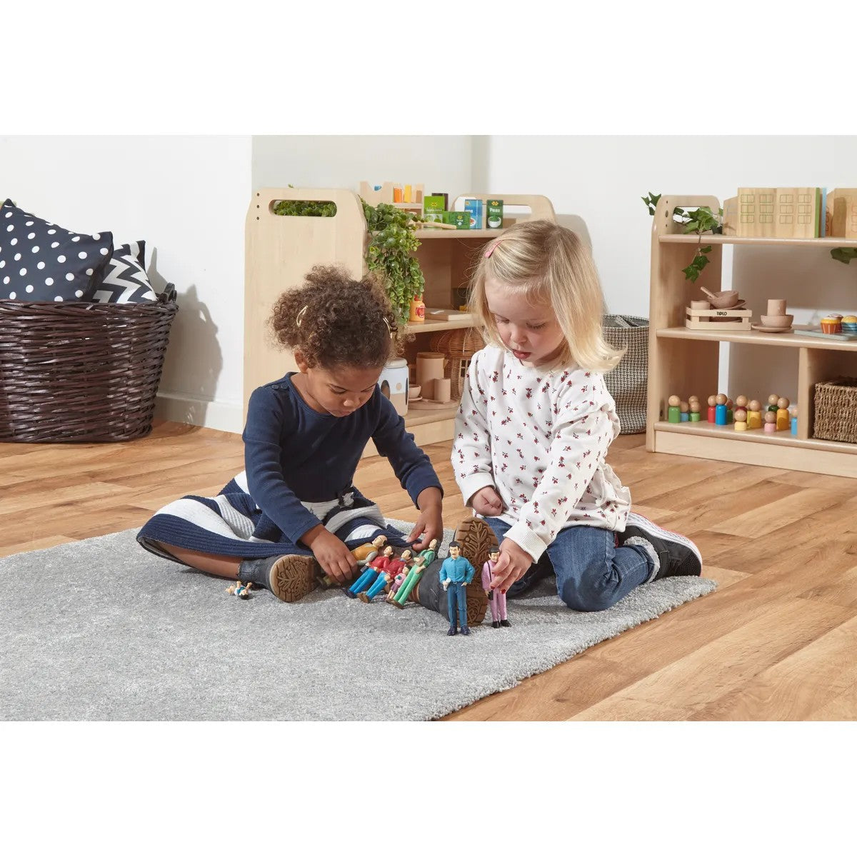 Hispanic Family (8 figures)